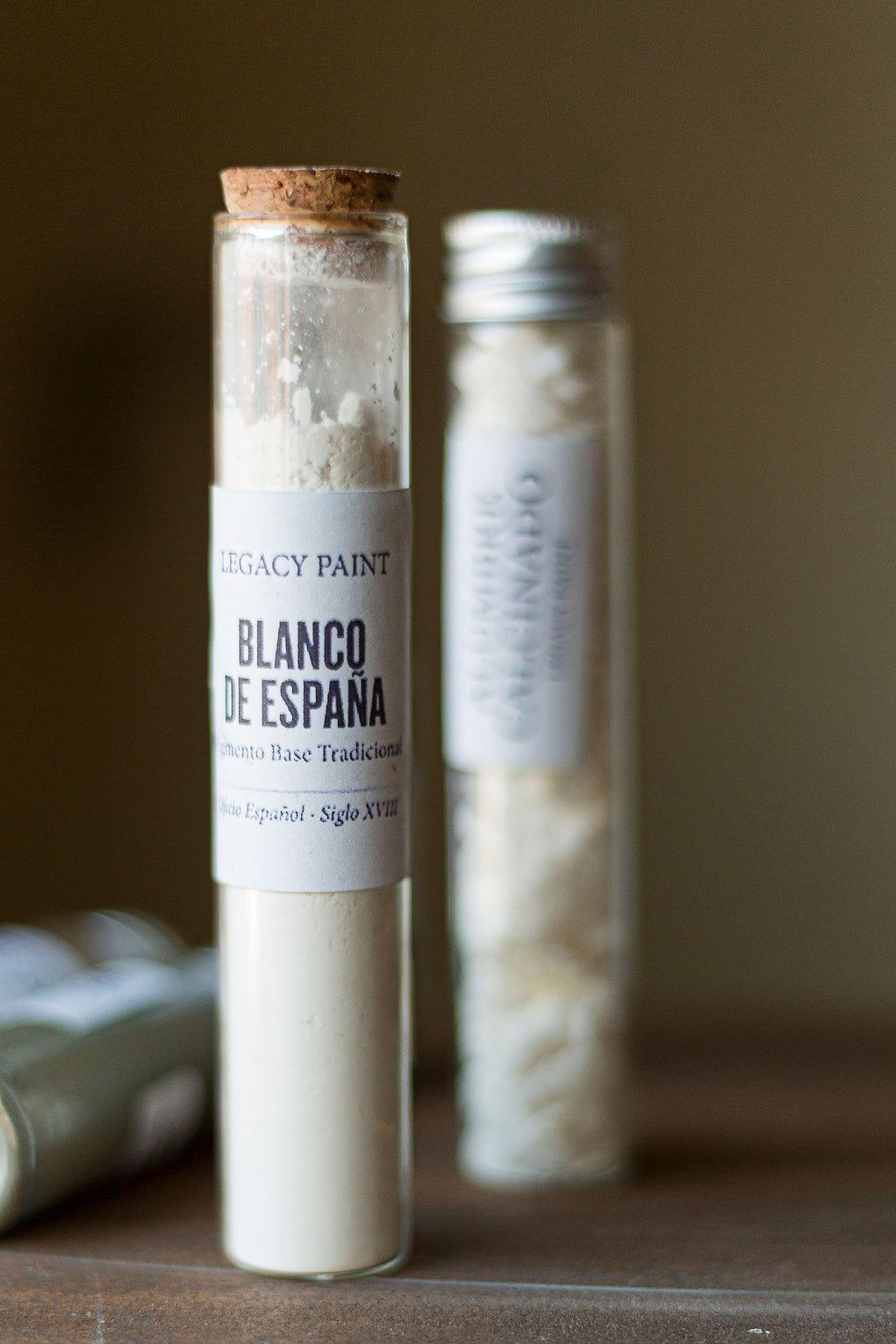BLANCO  DE ESPAÑA Aplica la base mineral sobre el mueble siguiendo los tiempos de curado para garantizar un acabado de patrimonio de la más alta calidad.