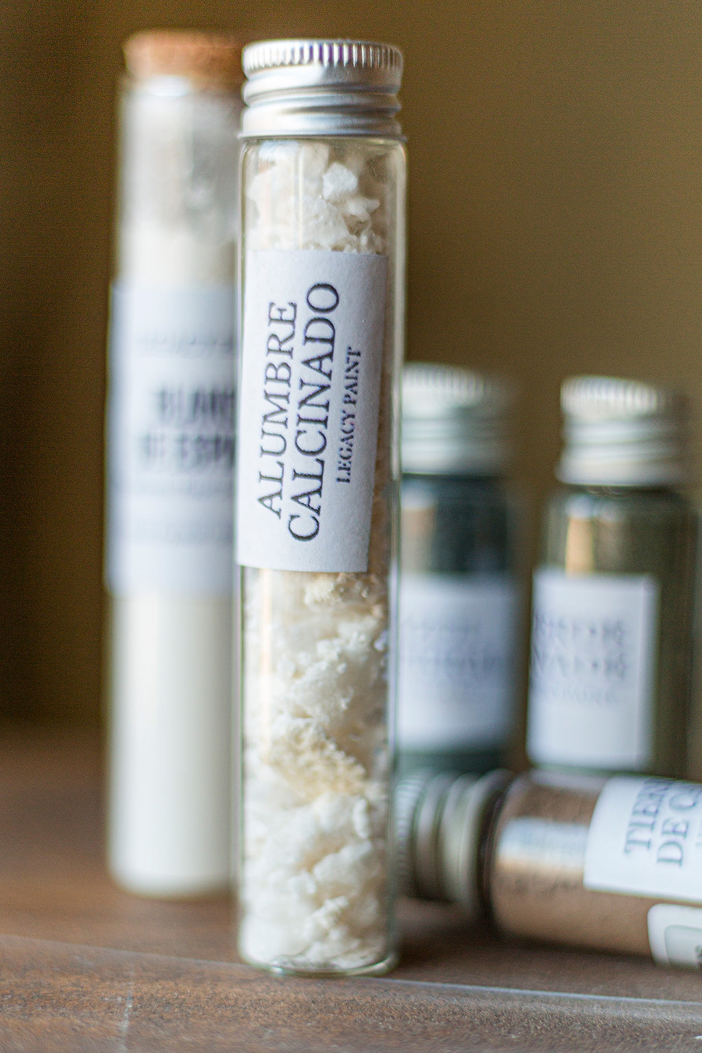 Alumbre calcinado en estufa de leña siguiendo método tradicional. Mineral activado manualmente, ideal como fijador natural para temple, pigmentos y acabados históricos. Para pintores de muebles de autor que buscan verdad material.calcined alum, potassium alum, historical mordant, natural fixative, wood fired mineral, artisan pigment binder, traditional finishing