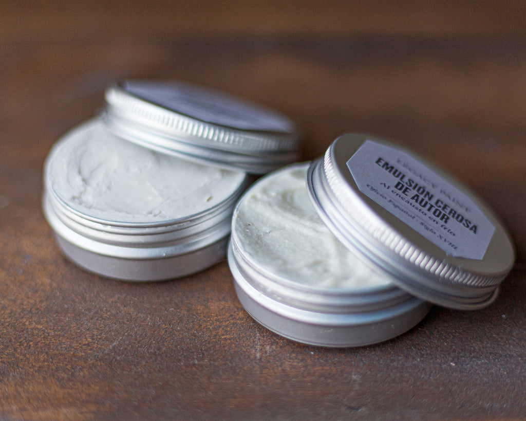 Protege y enriquece la materia de tus muebles con cera de resinas naturales y minerales.