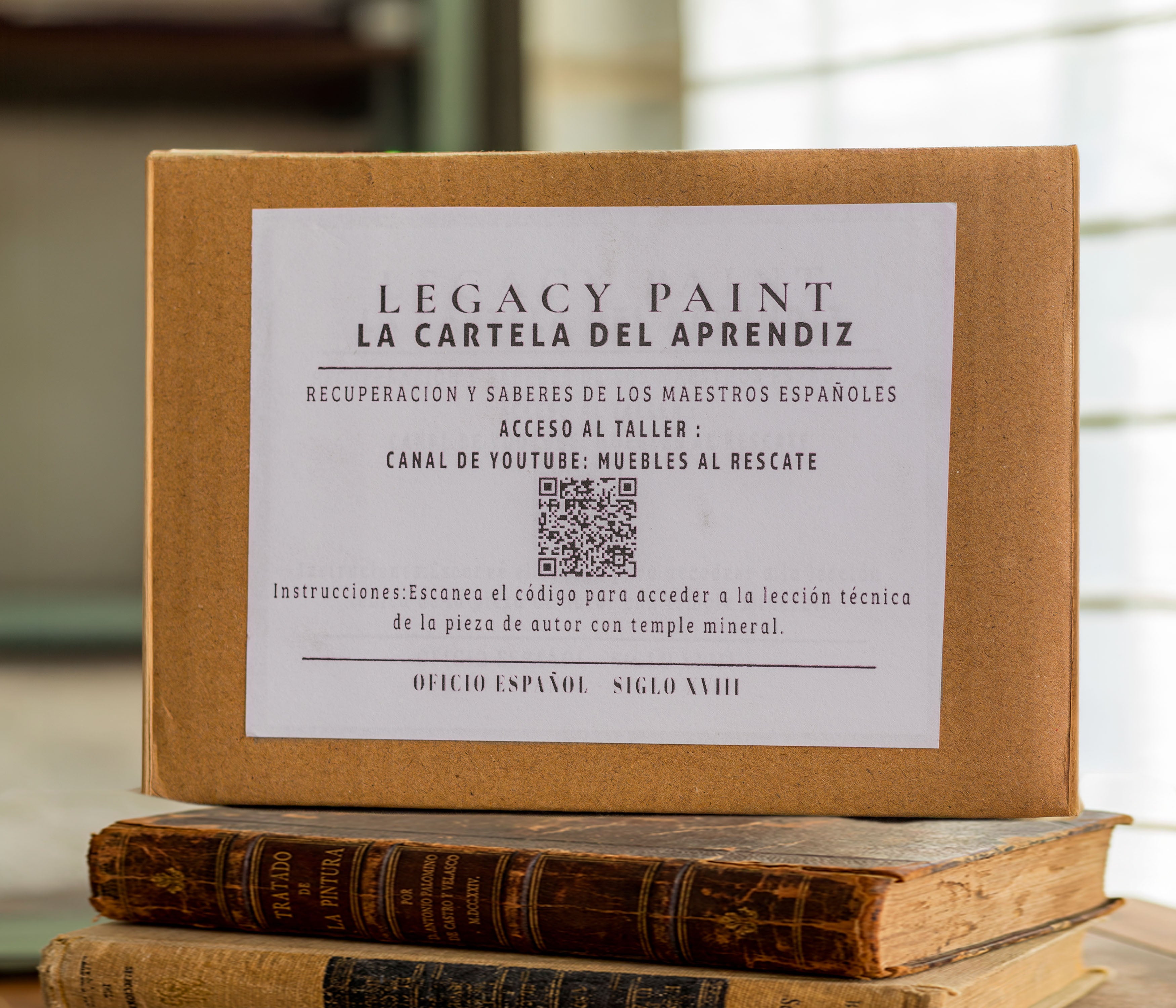 Cartela del Aprendiz de Legacy Paint, símbolo de nuestra misión de rescate cultural. Una fusión de la química mineral del siglo XVIII (como el alumbre en tratados antiguos) con la formación contemporánea para salvar el patrimonio mueble y dignificar el oficio artesano.